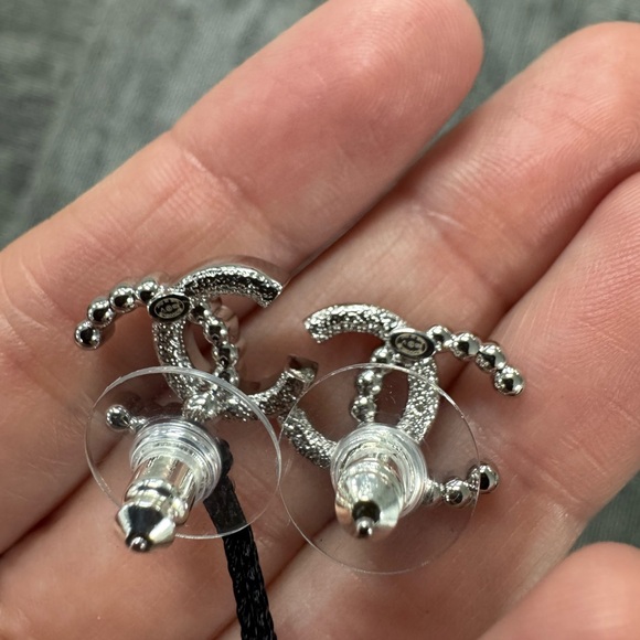 CHANEL CC LOGO STUD EARRINGS WITH PEARLS - Picture 13 of 14